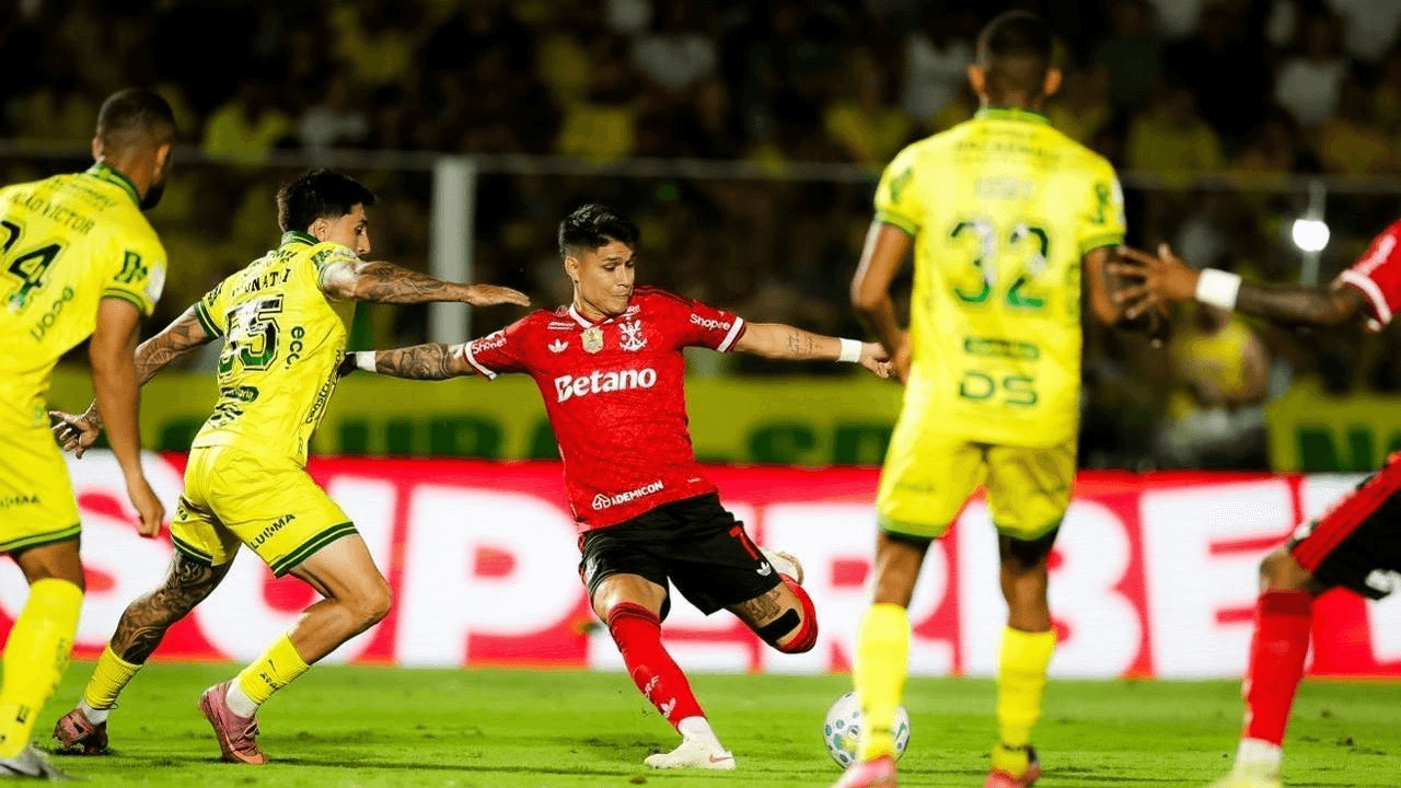 Flamengo goleia Mirassol e fica a três pontos da liderança do Brasileirão