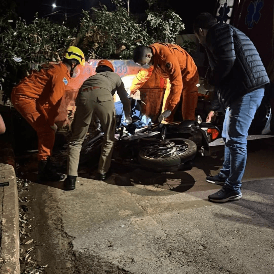 Motociclista morre após bater em caçamba de entulho