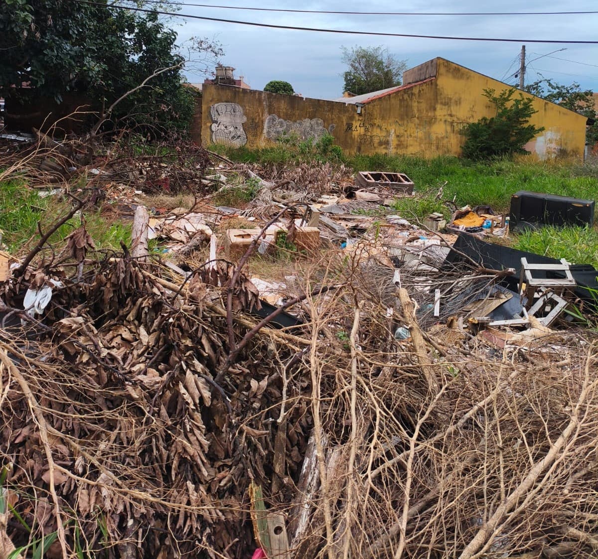 Moradores cobram limpeza de terreno no Aero Rancho e lembram promessa de praça