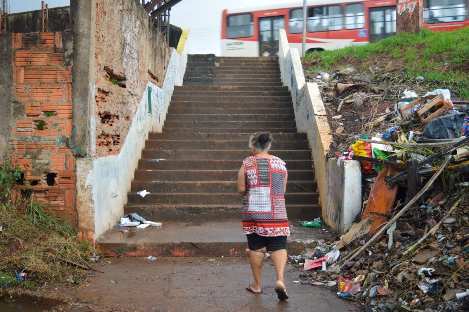 Moradores precisam dividir escadaria com lixo, lama e medo de queda no Guanandi