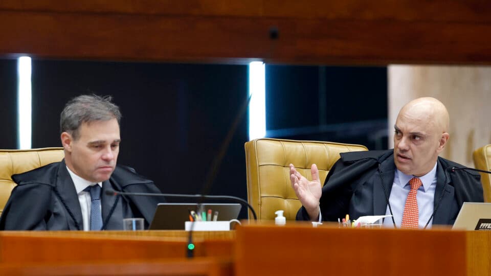 Moraes deflagra guerra no STF ao acusar Mendonça no inquérito das fake news