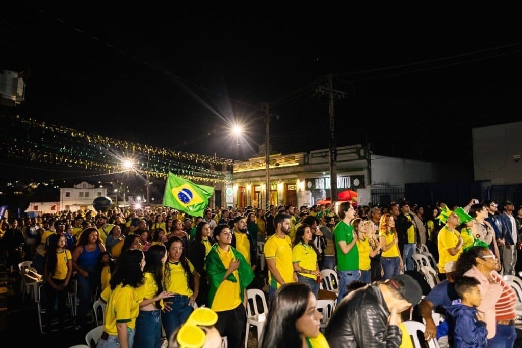 Bares acompanham horário de jogo e abrem as portas mais cedo nesta segunda