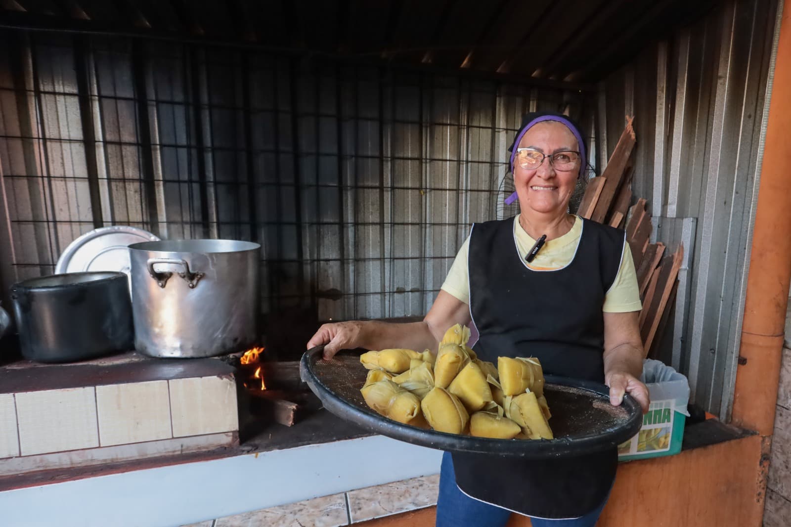 Há 30 anos, Alcione faz pamonha de R$ 5 todos os dias no fogão a lenha