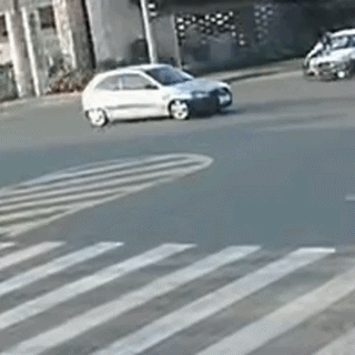 Motociclista morre ao ser atropelado duas vezes em cruzamento