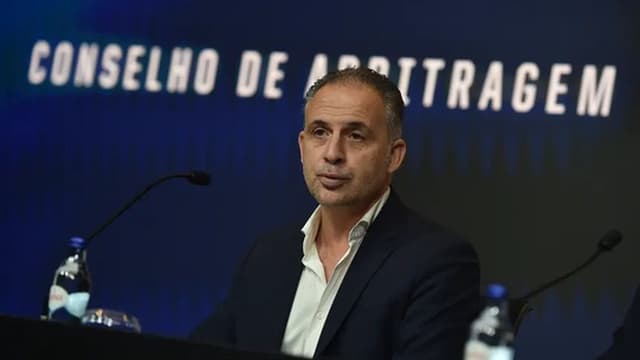 Madeirense Duarte Gomes renuncia ao cargo de director técnico nacional de arbitragem da FPF