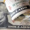 "Sell-off" nas tecnológicas dá vigor ao dólar. Euro cai para mínimos de agosto