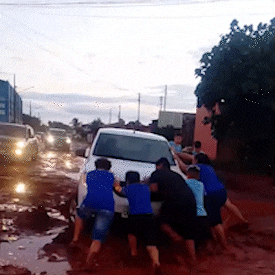 Crianças saem da escola e tiram carro de atoleiro no Jardim Itamaracá