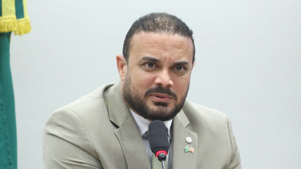 Porte de arma de fogo a corretores de imóveis avança na Câmara