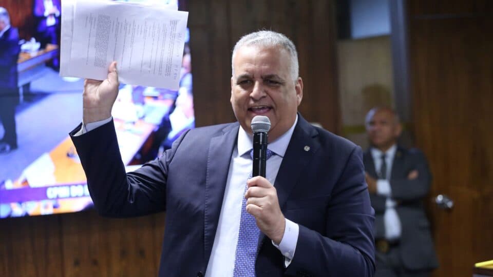Ministra do TSE determina que vice de Flávio apague vídeo que associa Lula ao crime organizado