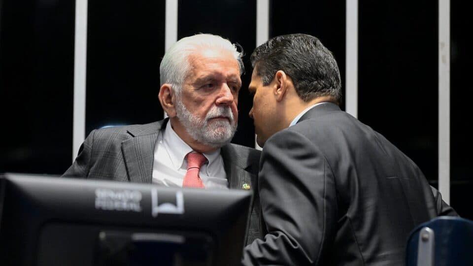 Alcolumbre sai em defesa de Jaques Wagner após operação da PF