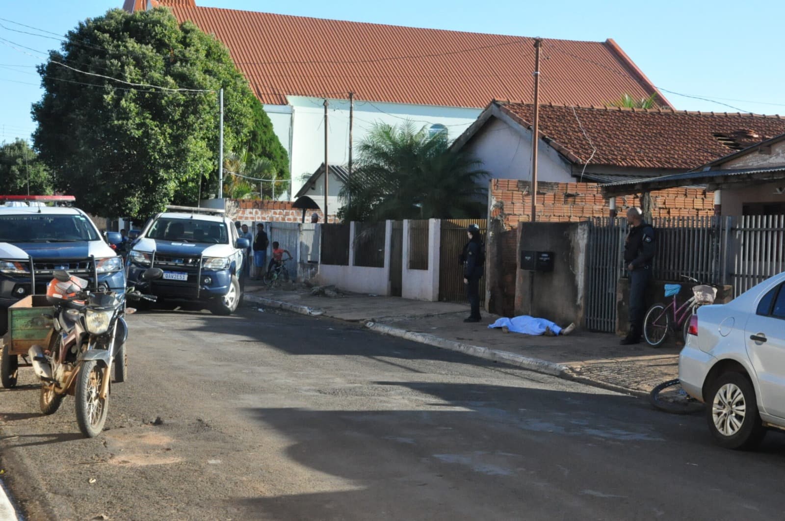 Dupla em motocicleta executa homem com três tiros em frente a residência 