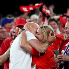<![CDATA[ A história dramática por trás do beijo mais tocante do Mundial'2026: «Começaram a preparar o meu funeral» ]]>