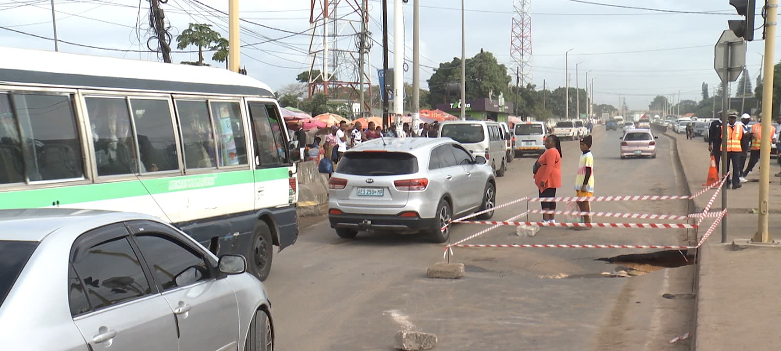 Conduta de água rompe na EN1 em Maputo e condiciona trânsito