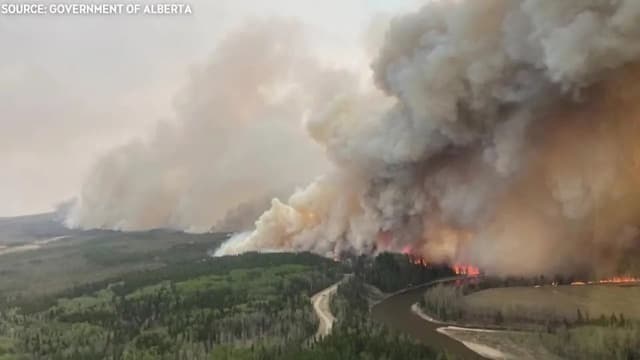 Incêndio florestal no oeste do Canadá obrigou à retirada de 20 mil pessoas
