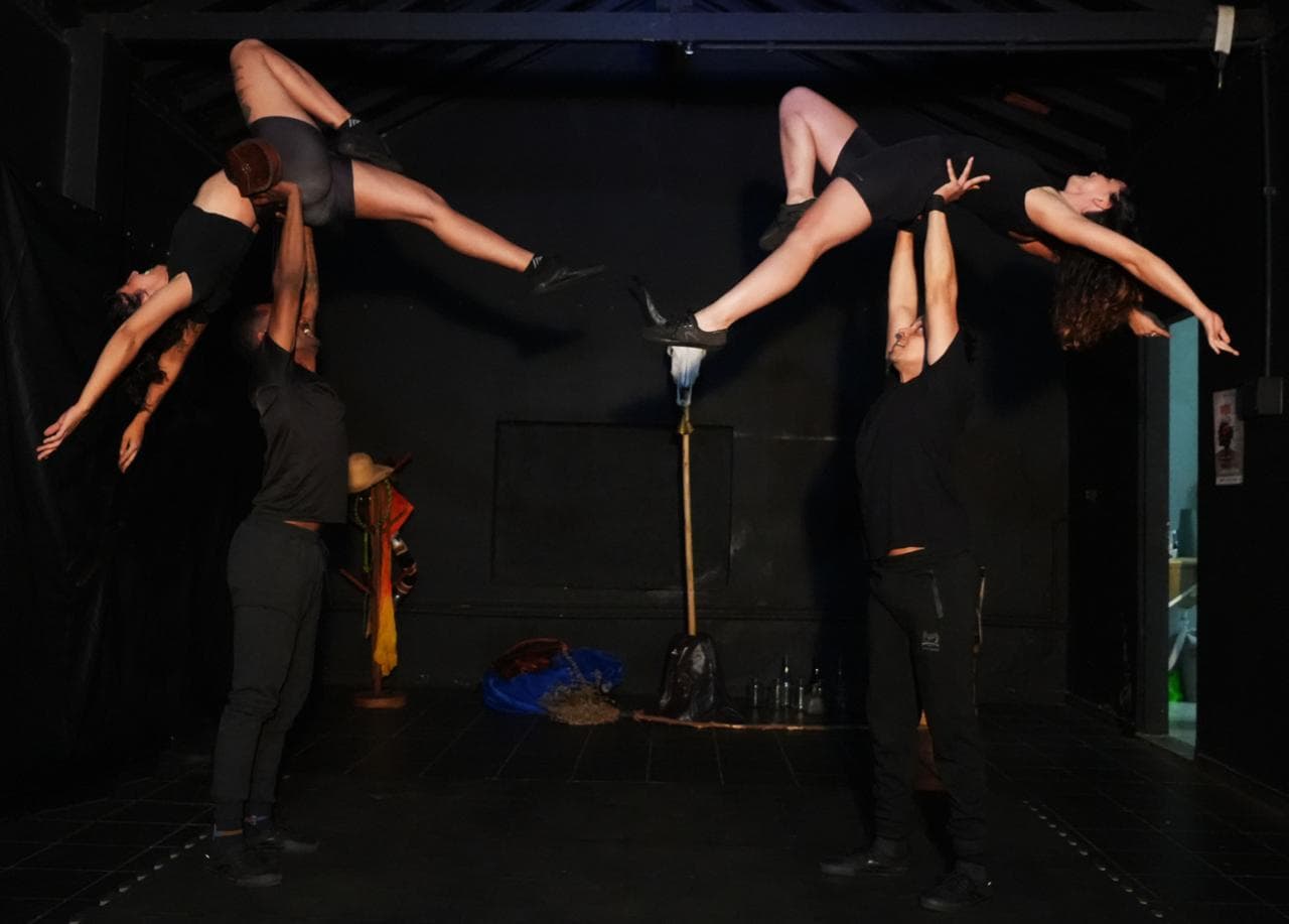 Coletivo de circo leva lendas do Pantanal para bairros de Campo Grande