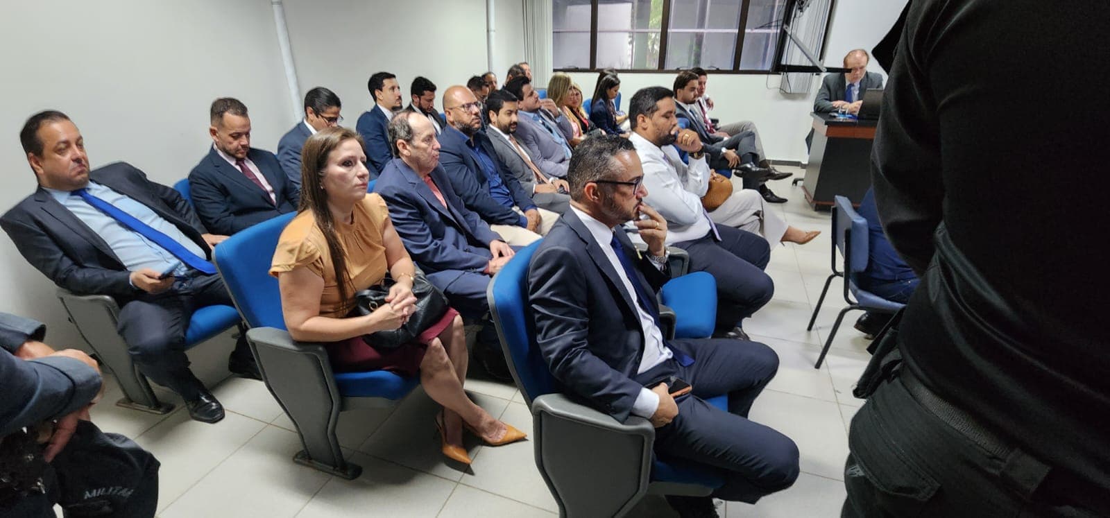 Colegas acompanham audiência, mas juiz mantém advogado de delegado preso