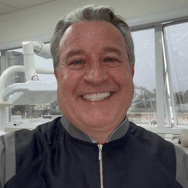 Por que muitos idosos temem o dentista e como o coaching ajuda a superar