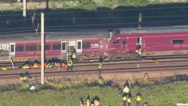 Pelo menos um morto e vários feridos em colisão entre dois comboios em Inglaterra