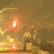 <![CDATA[ Pedras, incêndios e disparos de fogo de artifício: Tirana a ferro e fogo com protestos estudantis ]]>