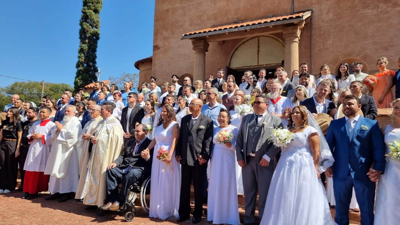 Casamento comunitário reúne 43 casais em festa no santuário da Capital