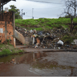 Após reclamações, prefeitura retira 5 caminhões de lixo de escadaria no Guanandi
