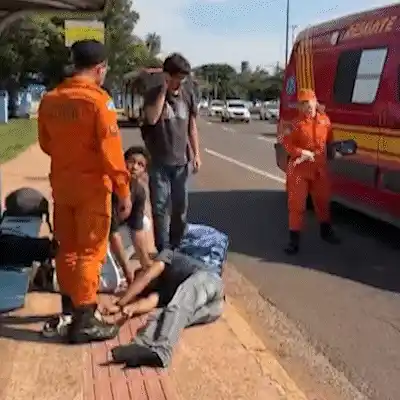 Rapaz sofre convulsão em ponto de ônibus; bombeiros orientam como agir
