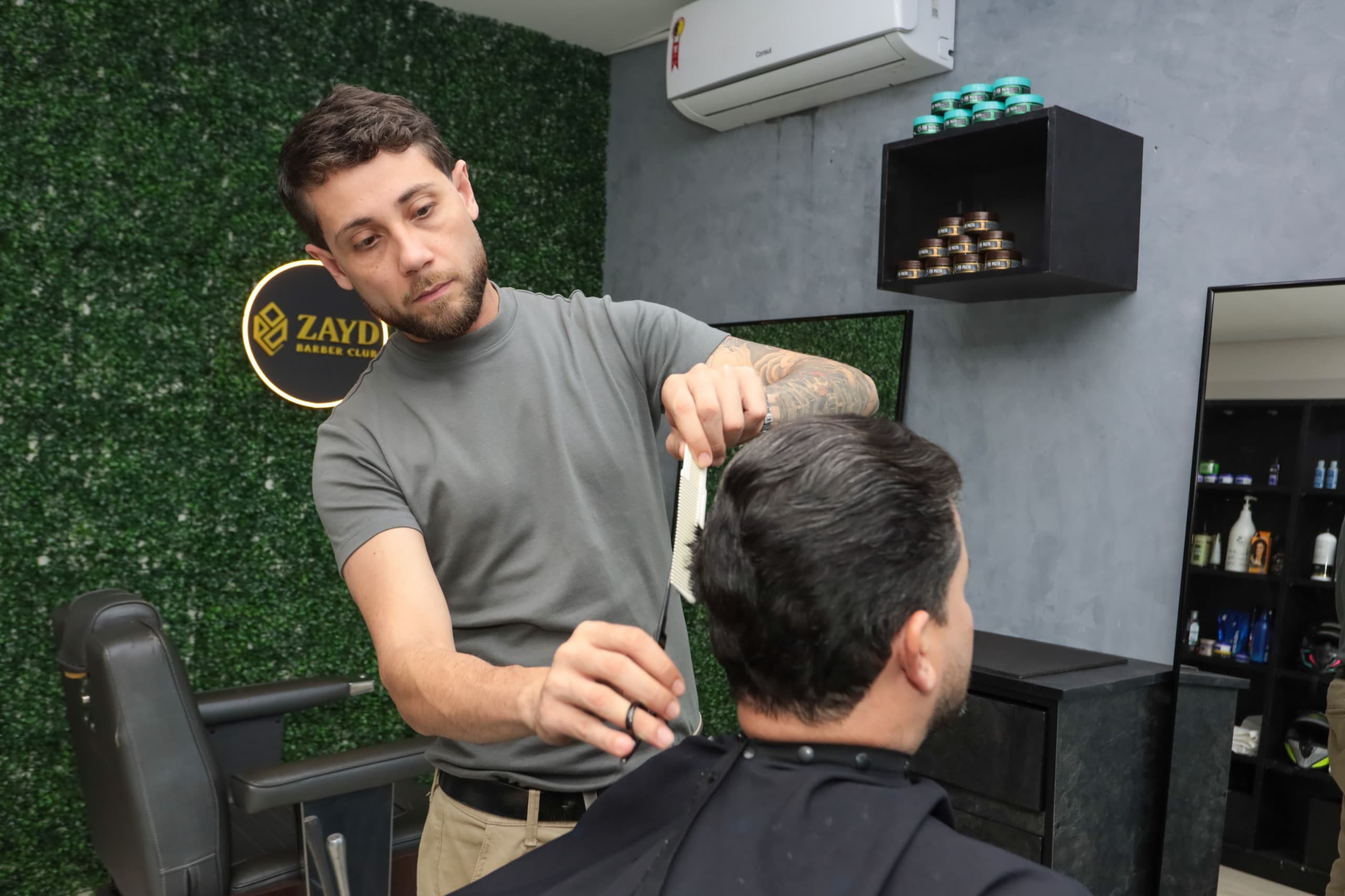 Zayd Barber oferece corte e barba ilimitados para militares por R$ 89,90