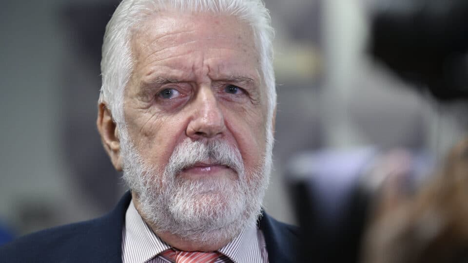 Silêncio une adversários e possível acordo faz Master virar assunto proibido em campanha na Bahia