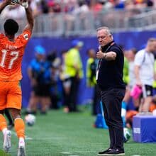 <![CDATA[ Dick Advocaat satisfeito apesar do adeus ao Mundial: «Jogadores trabalharam incansavelmente» ]]>