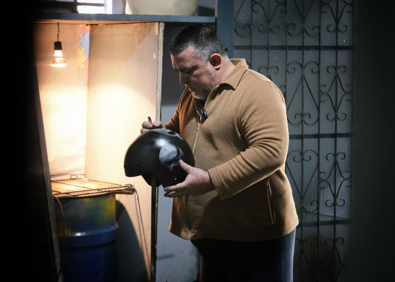 Roberto abriu mão de bar para virar artesão de capacete
