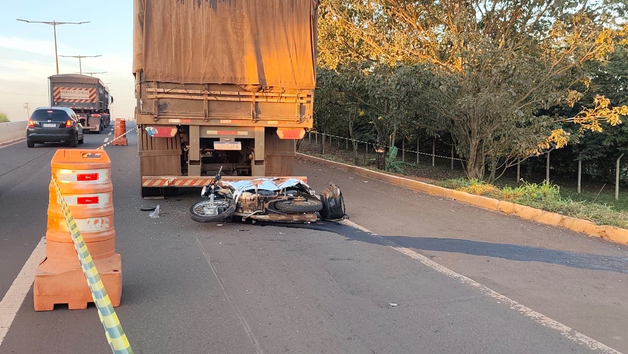 Motociclista morre ao bater em carreta parada há 2 dias em rodovia estadual