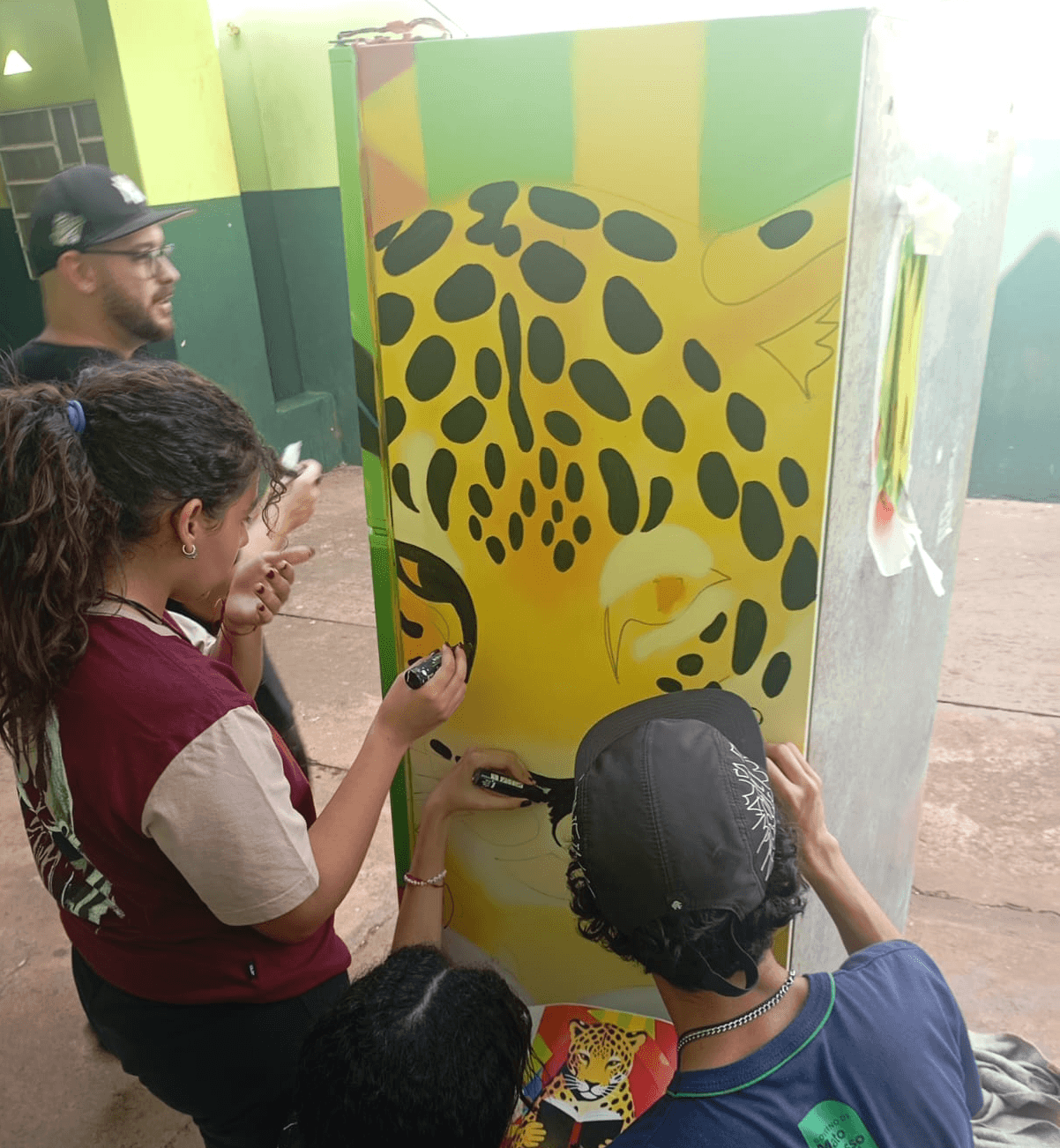 Em escola periférica, professora cria “geladeira literária” e reinventa o ensino
