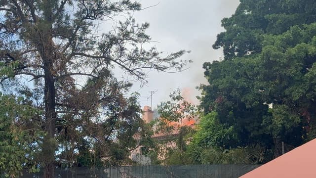 Incêndio na Rua das Maravilhas em fase de rescaldo