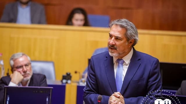 Albuquerque aconselha Miguel Castro "a ter muito cuidado com os calados"
