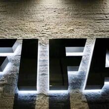 <![CDATA[ Eurodeputados exigem a Bruxelas medidas formais para garantir transparência na FIFA ]]>