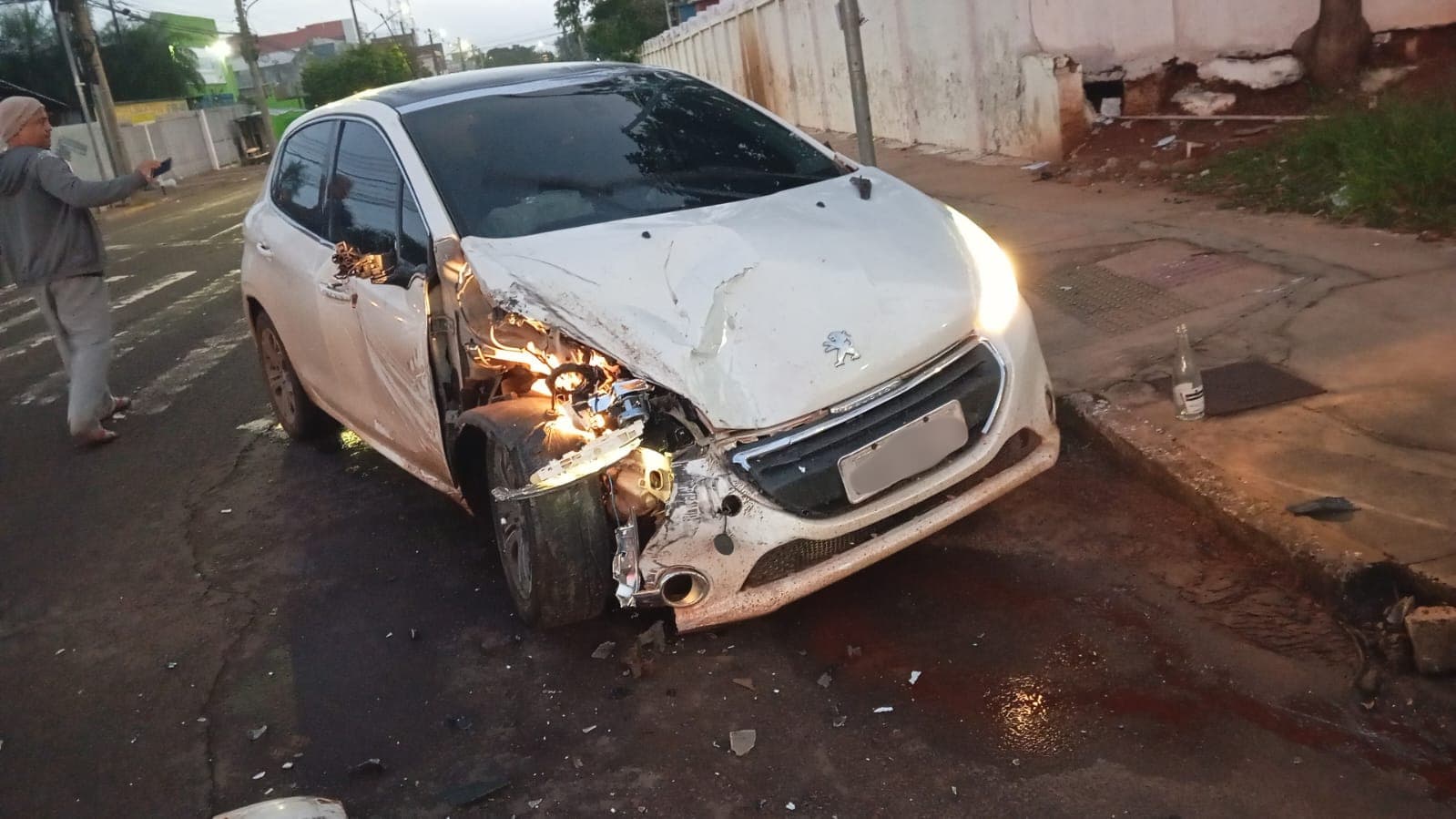 Motorista bate carro em carreta e abandona veículo em frente a cemitério