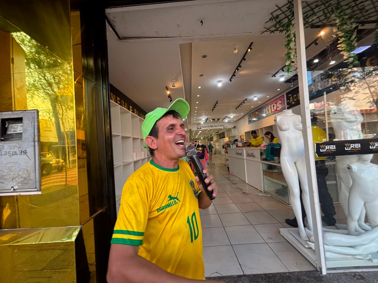 "Vida que segue" no comércio após pausa para ver o jogo da Seleção