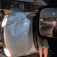 Carro é fechado, sobe em meio-fio e tomba na Av. Mascarenhas