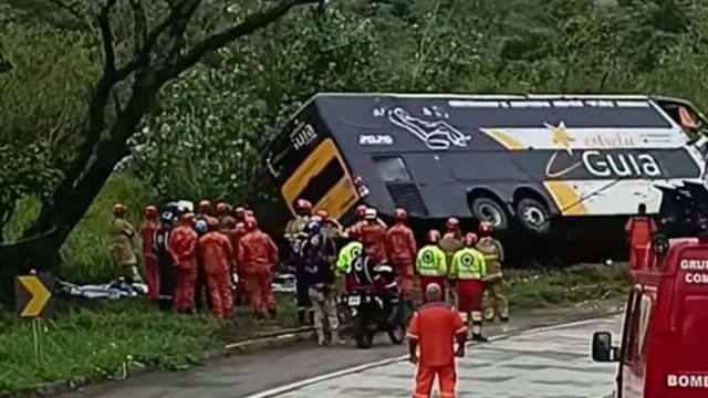 Dez mortos e vários feridos em despiste de autocarro em serra do Rio de Janeiro