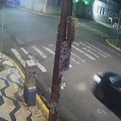 Vídeo mostra batida que deixou veículo tombado em cruzamento