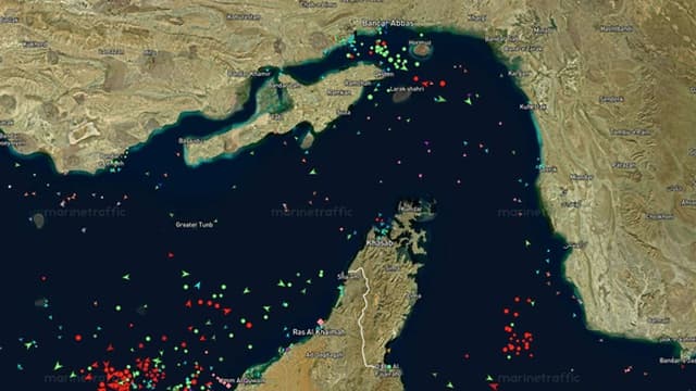 Vários petroleiros iranianos estão a atravessar o estreito de Ormuz