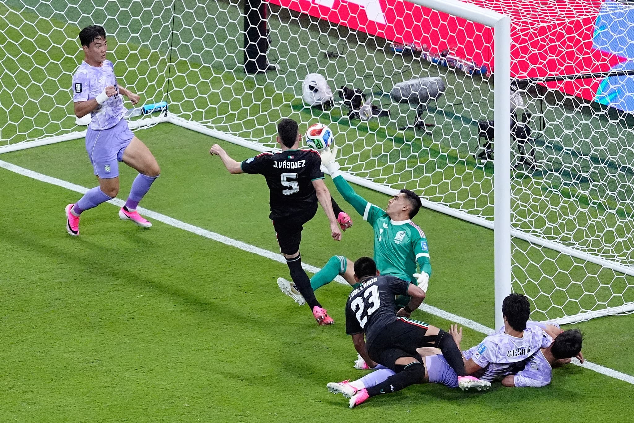 México vence a Coreia do Sul e avança às oitavas da Copa do Mundo