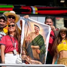 <![CDATA[ Do 'luchador' ao... Santo Ronaldo: muita animação nas bancadas antes do Colômbia-Portugal ]]>