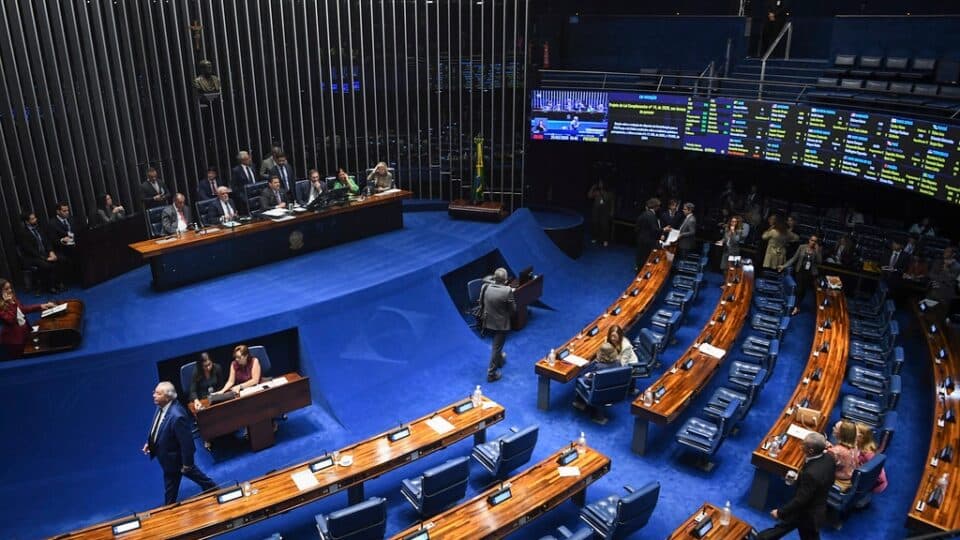 Comissão contraria governo e adia novamente análise da “taxa das blusinhas”