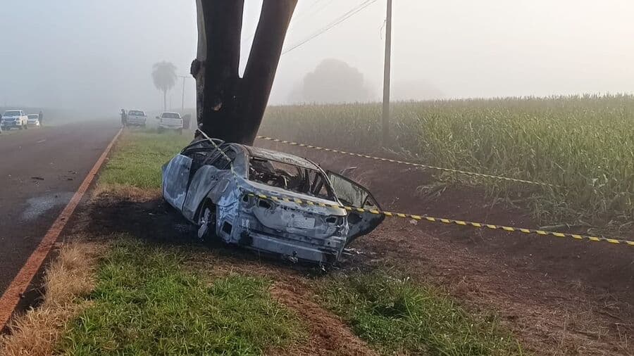 Carro pega fogo após bater em árvore e duas pessoas morrem carbonizadas