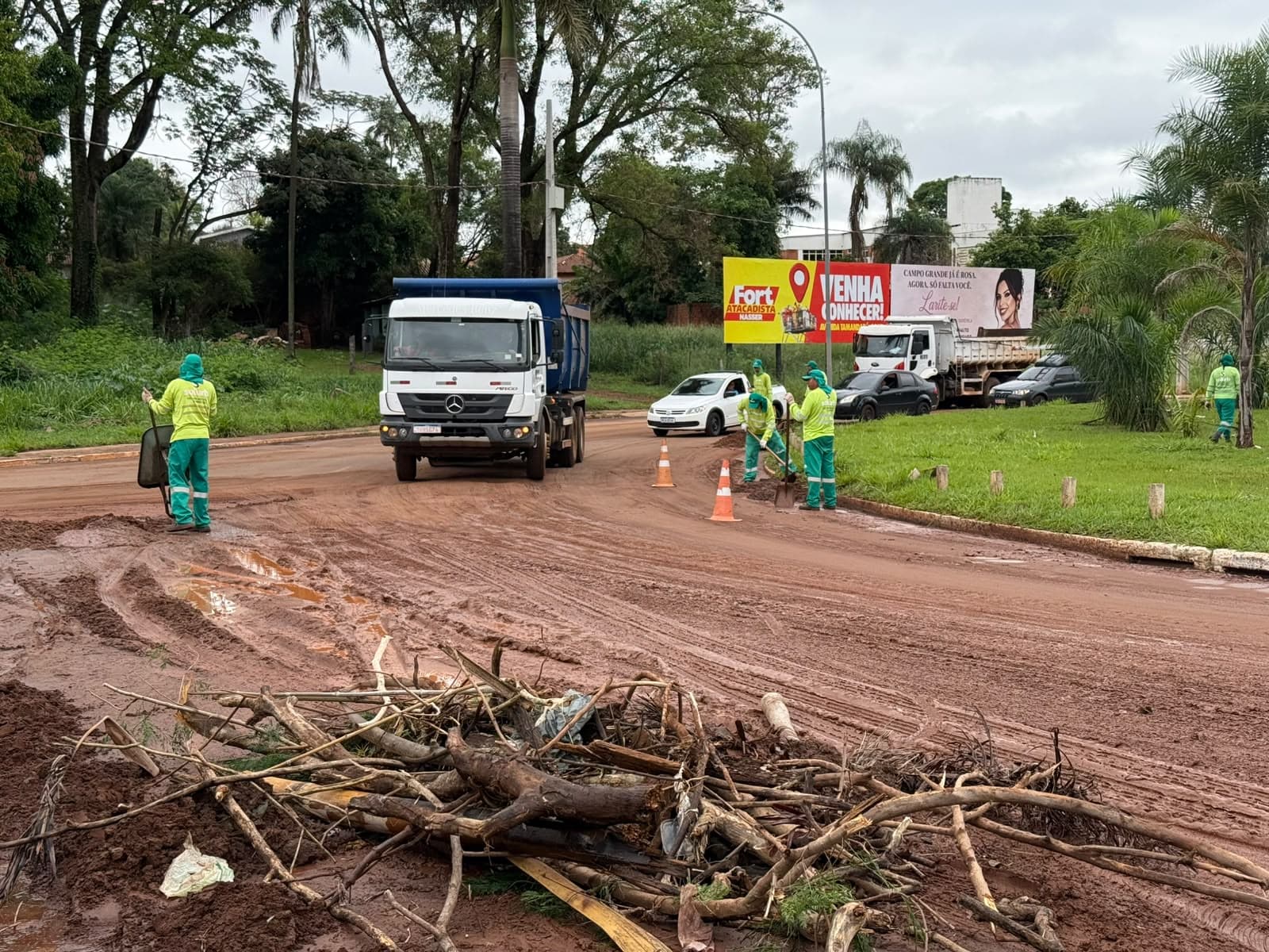 Com caminhões e patrola, 20 equipes limpam estragos do temporal na Capital 