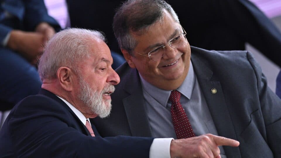 Lula liga para Dino durante evento do governo e Flávio questiona: “Subordinado?”