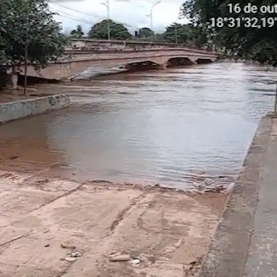 Rio Taquari entra em estado de alerta para risco de enchentes em Coxim 