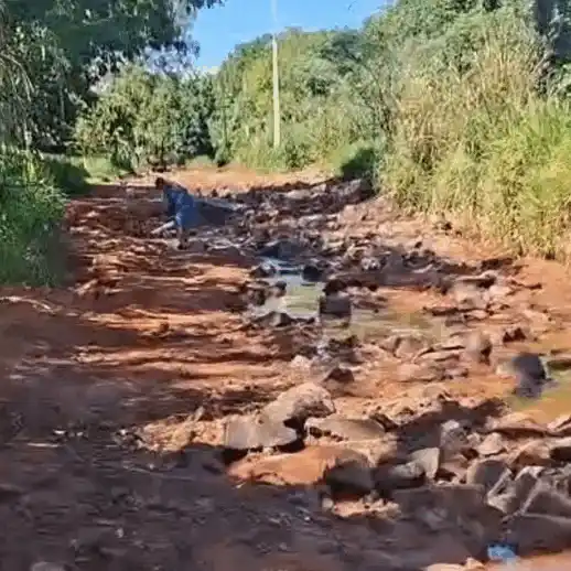 Com tempo firme, moradores improvisam consertos em vias afetadas pela enxurrada
