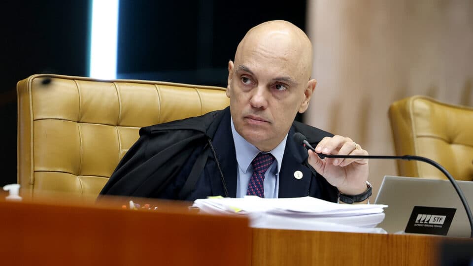 Justiça rejeita ação da família Moraes contra Alessandro Vieira por fala sobre PCC